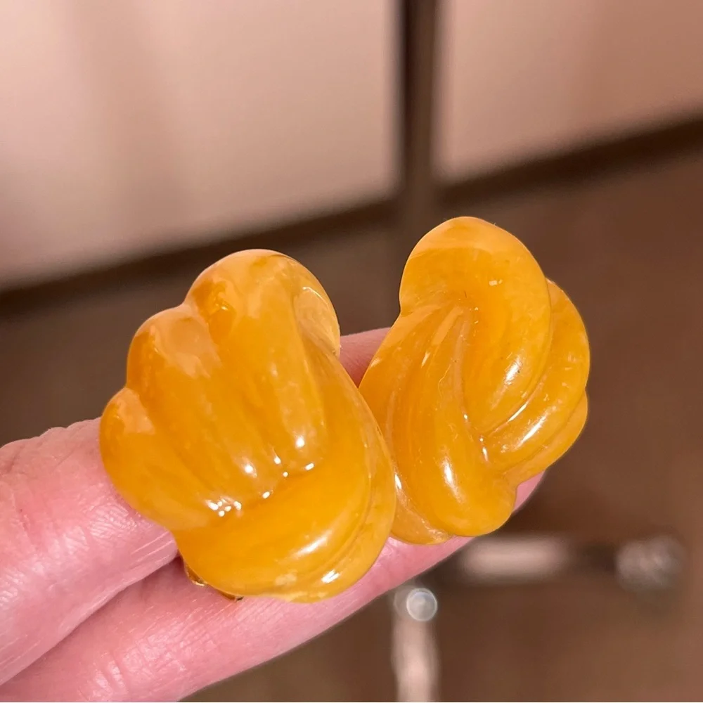 Vintage Retro Deco Lucite Plastic Oversized Amber colored Knot Clip Earrings - Picture 8 of 15